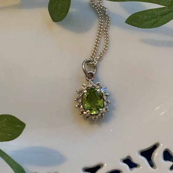 Regal Sterling Silver Pendant Including Petite Chain. - Picture 4 of 14